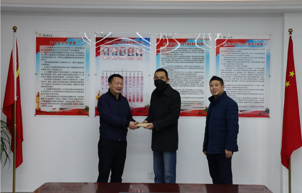 集團(tuán)公司黨委委員、副總經(jīng)理胡新付到公司走訪慰問