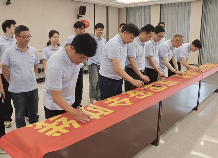 公司開(kāi)展“安全生產(chǎn)月”安全承諾簽名活動(dòng)